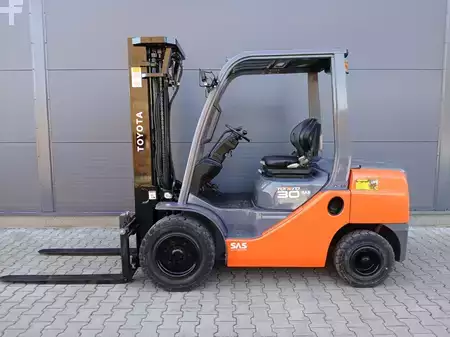 Dízel targoncák 2014  Toyota 02-8FDF30 (9)