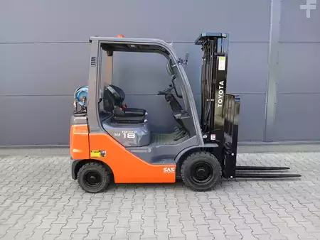 Gázüzemű targoncák 2021  Toyota 02-8FGF18 (2)