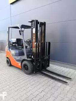 Gázüzemű targoncák 2021  Toyota 02-8FGF18 (3)