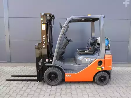 Gázüzemű targoncák 2021  Toyota 02-8FGF18 (9)