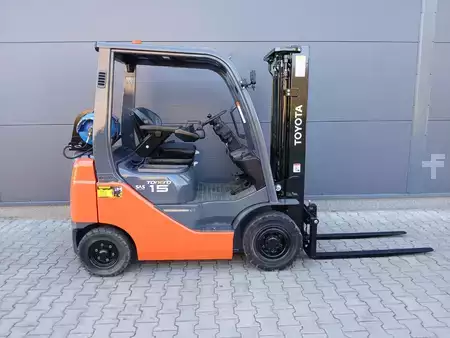 Empilhador a gás 2018  Toyota 02-8FGF15 (2)