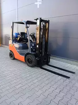 Empilhador a gás 2018  Toyota 02-8FGF15 (3)