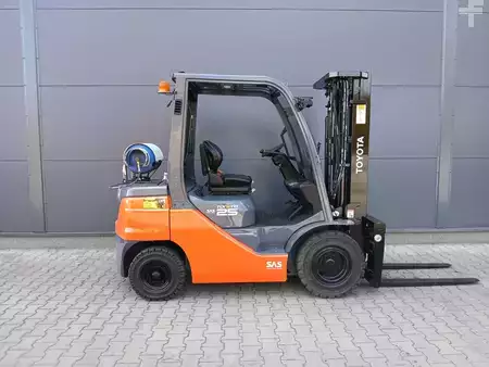 Wózki gazowe 2020  Toyota 02-8FGF25 (2)