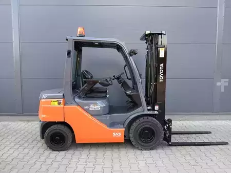 Empilhador diesel 2022  Toyota 52-8FDF25 (2)