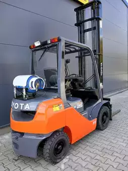 Wózki gazowe 2011  Toyota 02-8FGF25 (6)