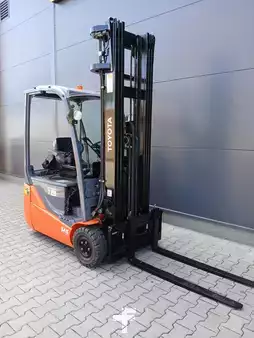 Elektryczne 3-kołowe 2017  Toyota 8FBEK18T (3)