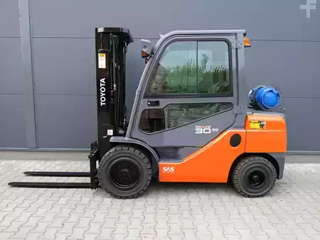 Wózki gazowe 2014  Toyota 02-8FGF30 (9)