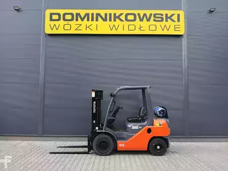 Wózki gazowe 2011  Toyota 02-8FGF25 (10)