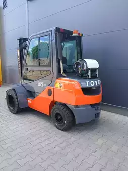 Chariots élévateurs GPL 2008  Toyota 02-8FGF30 (5)