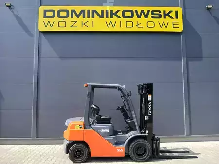 Empilhador diesel 2010  Toyota 02-8FDF25 (1)