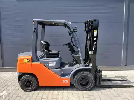 Empilhador diesel 2010  Toyota 02-8FDF25 (2)