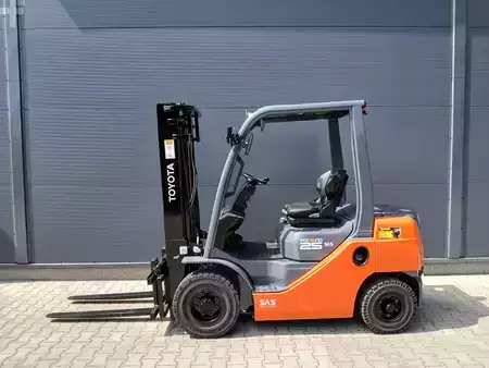 Empilhador diesel 2010  Toyota 02-8FDF25 (9)