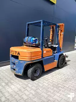 Gázüzemű targoncák 1993  Toyota 02-5FG35 (6)