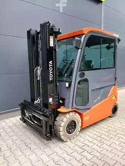 Elektryczne 4-kołowe 2021  Toyota 8FBMT25 (4)