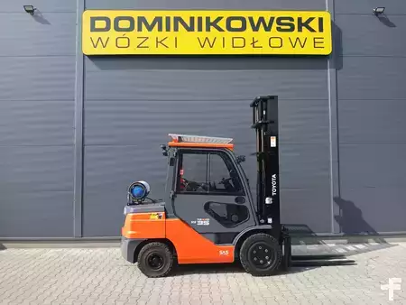 Gázüzemű targoncák 2025  Toyota 02-8FGJF35 (1)