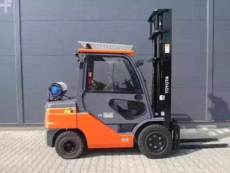 Gázüzemű targoncák 2025  Toyota 02-8FGJF35 (2)