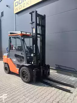 Gázüzemű targoncák 2025  Toyota 02-8FGJF35 (3)