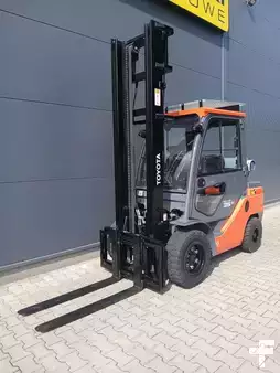 Gázüzemű targoncák 2025  Toyota 02-8FGJF35 (4)