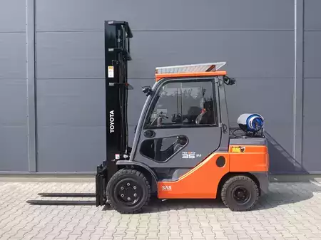 Gázüzemű targoncák 2025  Toyota 02-8FGJF35 (9)