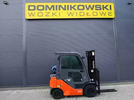 Empilhador a gás 2022  Toyota 02-8FGF15 (1)