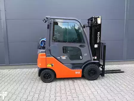 Empilhador a gás 2022  Toyota 02-8FGF15 (2)