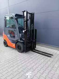 Empilhador a gás 2022  Toyota 02-8FGF15 (3)