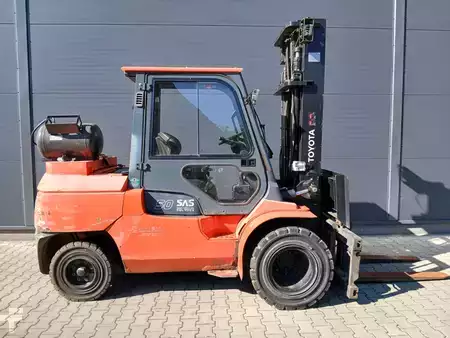 Nestekaasutrukki 2013  Toyota 02-7FGA45 (2)
