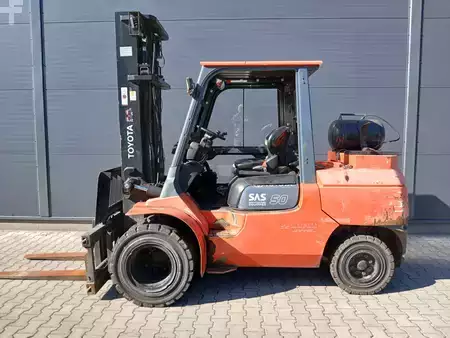 Nestekaasutrukki 2013  Toyota 02-7FGA45 (9)