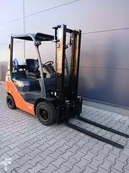 Carrelli elevatori GPL 2021  Toyota 02-8FGF15 (3)
