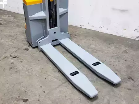 Wózek wysokiego podnoszenia 2018  Jungheinrich EMD 115i (9)