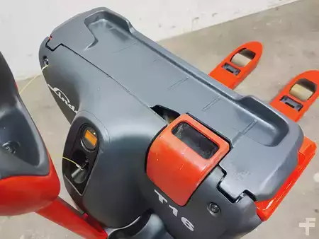 Porta-paletes elétrico 2015  Linde T16 (7)