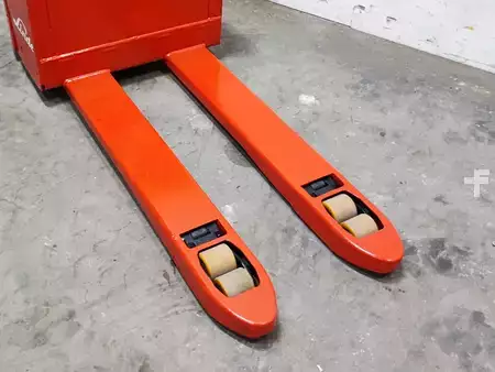 Elektromos raklapemelő 2013  Linde T18 (7)