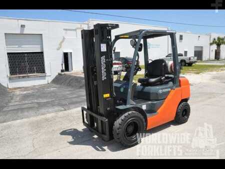 Propane Forklifts 2010  Toyota 8FGU25 (2)