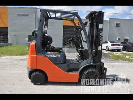 Carretilla elevadora GLP 2011  Toyota 8FGCU20 (2)
