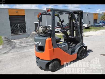 Carretilla elevadora GLP 2011  Toyota 8FGCU20 (3)