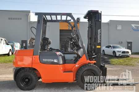 Propane Forklifts - Toyota 7FGU30 (1)