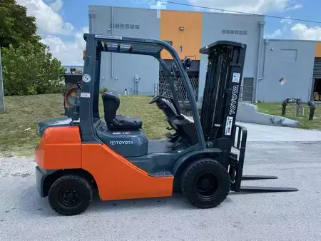 Propane Forklifts 2013  Toyota 8FGU25 (1)