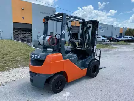 Propane Forklifts 2013  Toyota 8FGU25 (2)