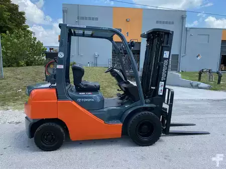 Propane Forklifts 2013  Toyota 8FGU25 (3)