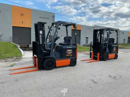 Montacargas diésel 2015  Toyota 8FBCU25 (19)