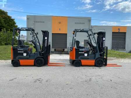 Montacargas diésel 2015  Toyota 8FBCU25 (4)