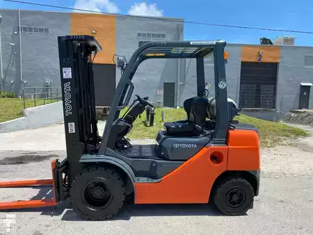 Propane Forklifts - Toyota 8FGU25 (1)