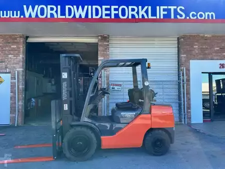 Propane Forklifts - Toyota 8FGU30 (1)