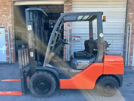 Propane Forklifts - Toyota 8FGU30 (2)