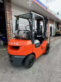 Montacargas GLP - Toyota 7FGU25 FSV (3)