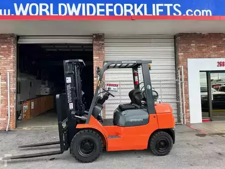 Montacargas GLP - Toyota 7FGU25 FSV (5)