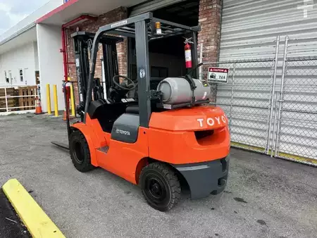 Montacargas GLP - Toyota 7FGU25 FSV (7)