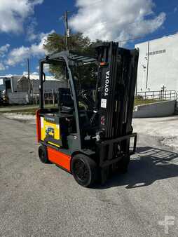Montacargas diésel - Toyota 8FBCU25 (1)