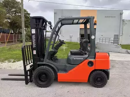 Diesel Forklifts - Toyota 8FDU25 (1)