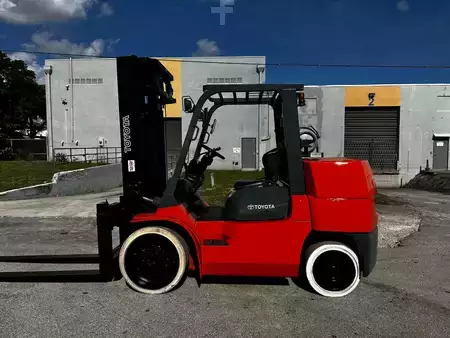 Propane Forklifts - Toyota 7FGCU70 (2)